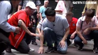 師大商圈蹲地摸馬路　蔣萬安挨轟作秀