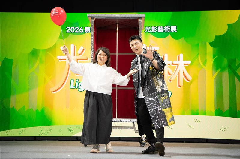 開場表演由知名魔術師吳冠達操刀,在台上驚喜變出手持紅色氣球現身的黃敏惠市長,為即將在中秋夜(9_25)登場的光織影舞揭開歡樂序幕。(圖/主辦單位提供)