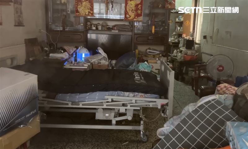 阿嬤長期臥床,19歲的孫子不勘長期照顧壓力,瘋狂諷刺阿嬤二十多刀。(圖/翻攝畫面)