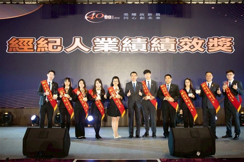 深耕在地邁入第13個年頭的中信房屋台東更生加盟店副店長謝天鳳(左二),今年以優異的服務績效與在地口碑,榮獲第25屆。(圖/謝天鳳提供)
