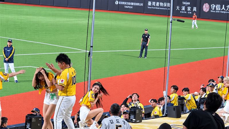 小迪雙手緊緊摸著頭部、神情驚魂未定,眾人也迅速圍繞在她身邊確認狀況。(圖/翻攝自YTC Threads)