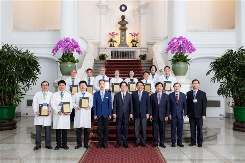 馬偕紀念醫院中醫部榮獲全球中醫藥醫學會聯合會「國際醫療服務貢獻獎」，中醫部主任陳光偉（前排左一）代表前往總統府晉見賴清德總統（圖中）。（圖／馬偕醫院提供）