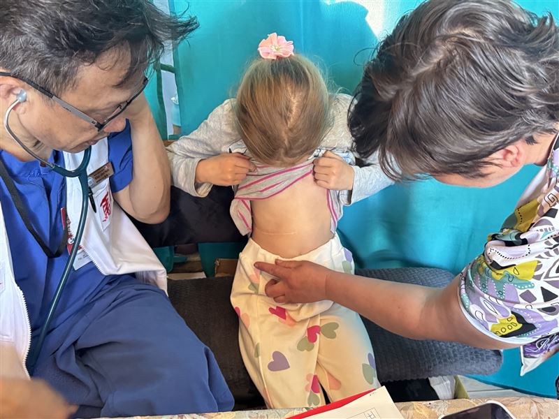 小兒科資深主治醫師葉樹人醫師為烏克蘭兒童診察（圖／翻攝自馬偕醫院官網）