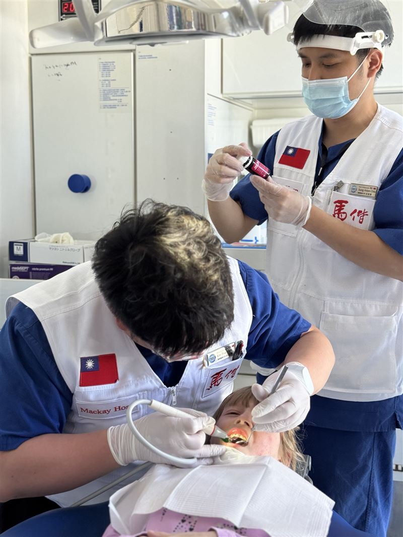 牙科顏恩澤及口腔外科邱嵩憲醫師攜手守護烏克蘭兒童口腔衛生健康（圖／翻攝自馬偕醫院官網）