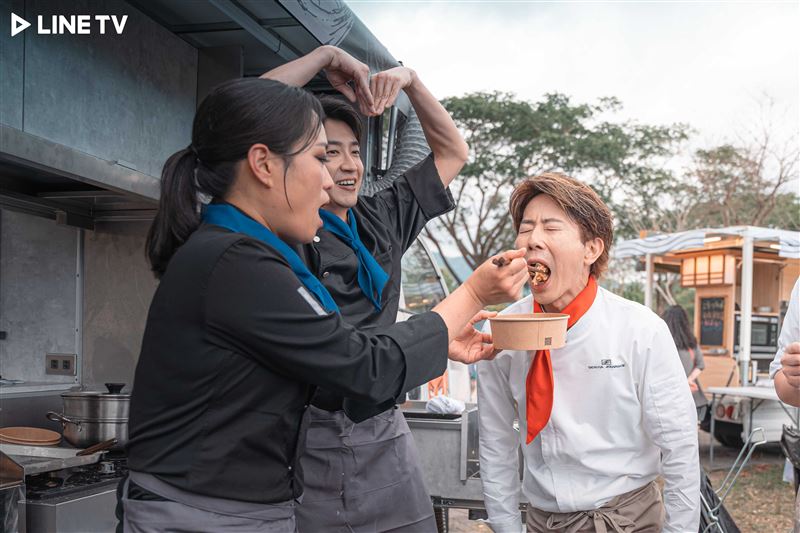 台韓主廚話題不斷,選用台灣在地食材限時出餐、挑戰極限。(圖/LINE TV 提供)