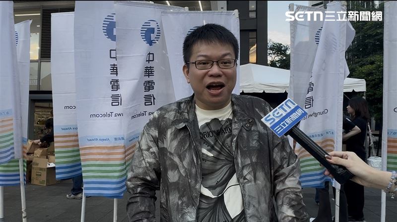 由於iPhone全面漲價，拿下「頭香」的廖先生特別提到，若把購機花費平均攤到每日使用成本，大概落在30、40元左右，「其實划得來」。（圖／記者王文承攝影）