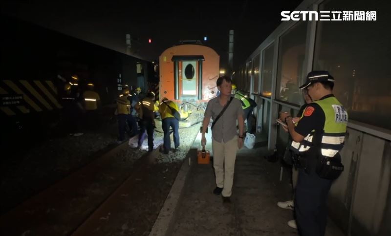 台鐵人員持手電筒摸黑繞行車廂，沿著鐵軌一寸一寸仔細巡查，終於找到出軌位置並立即做下記號。（圖／翻攝畫面）