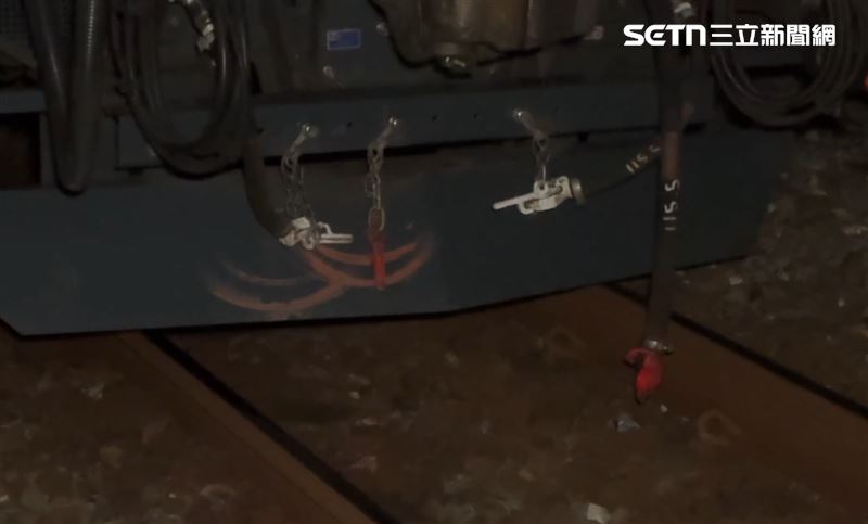 由於前方的車頭與前段車廂仍持續前行，導致第3節與第4節車廂斷成兩截，之間的距離拉開達110公尺。（圖／翻攝畫面）