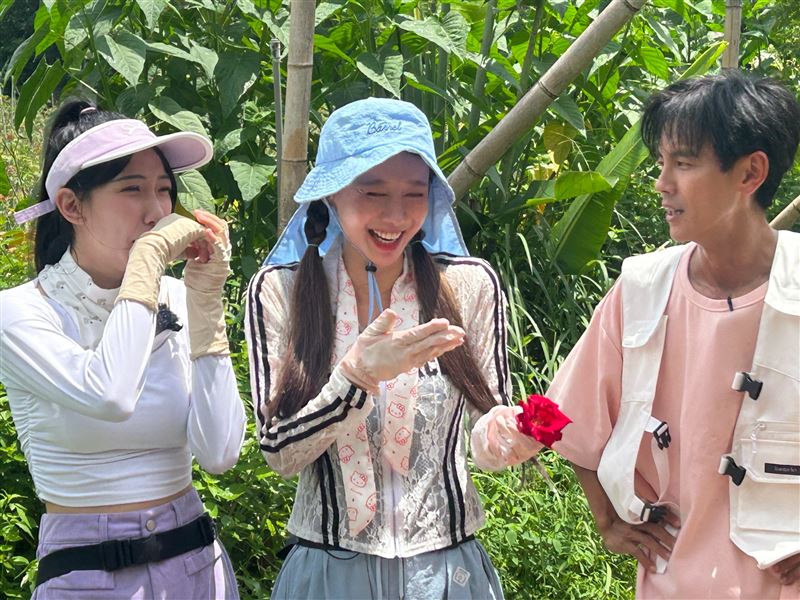 檸檬(左起)、李雅英、阿翔玩花瓣占卜。(圖/民視提供)