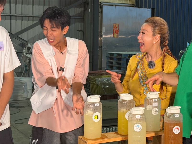 阿翔與楊繡惠搞笑互動。(圖/民視提供)