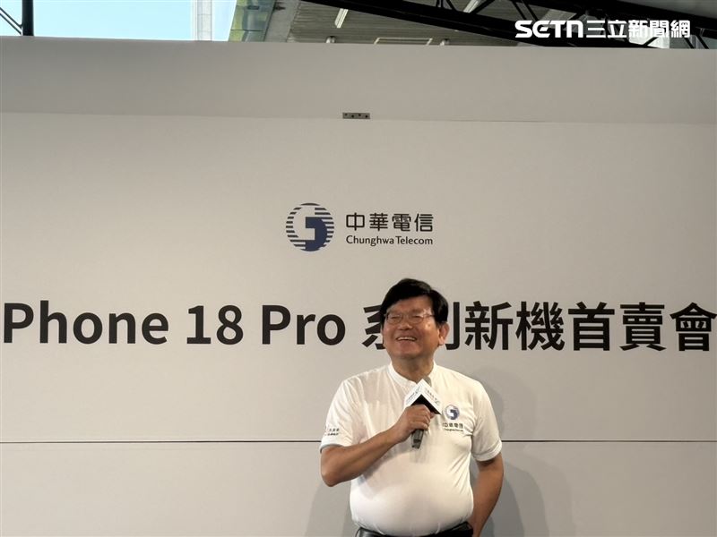 針對iPhone 18 Pro系列及折疊機能否帶動高資費用戶占比成長,中華電信總經理林榮賜對此表示,不論是新一代iPhone 18 Pro系列,或是首次登場的折疊式機種,預料都能打中偏好頂規效能族群的胃口,他對這波換機潮的銷售表現態度偏向正面,樂觀認為後市有機會交出亮眼成果,而從目前情況觀察,市場預購買氣已展現出相當強勁的動能。(圖/記者王文承攝影)