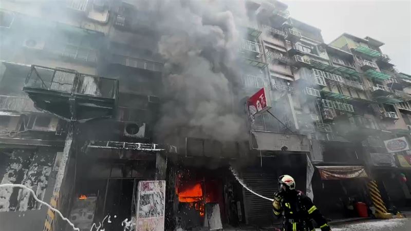 新／基隆廟口早餐店竄火　民眾困5樓待救