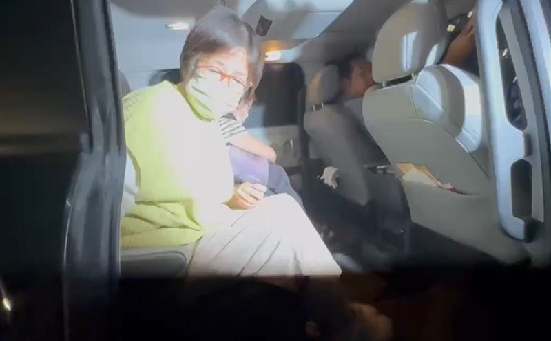 丈夫兒子遭收押禁見，前立委鄭汝芬以100萬元交保，面對記者提問僅回應：「大家辛苦了」。(圖／翻攝畫面)