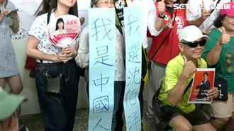 民眾拿我是中國人我選沈伯洋標語與沈合影引起側目（圖／翻攝畫面）