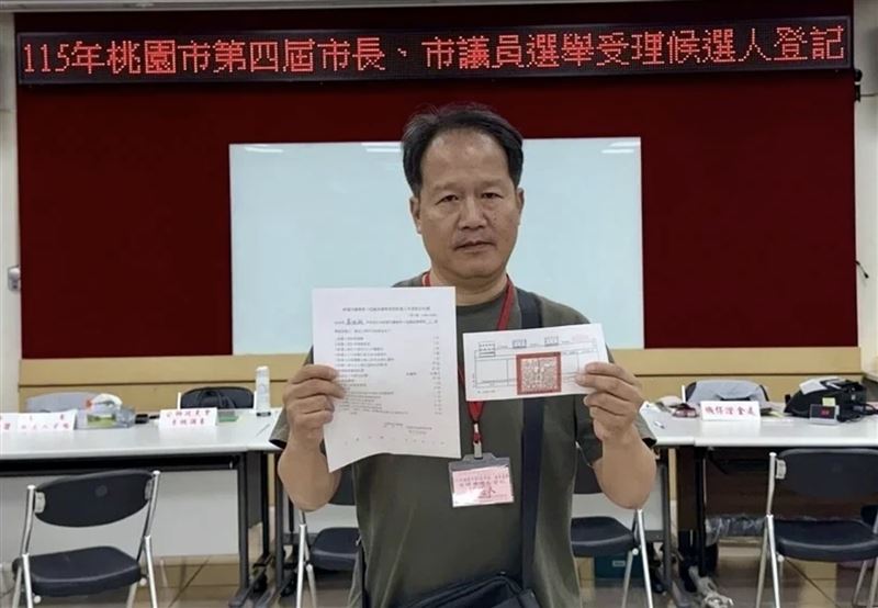 退警網紅「蕭湘公子」蕭湘翰判刑5個月定讞卻未到案,遭檢方發布通緝。(圖/桃園市選委會提供)