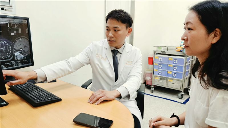關艾琛醫師(左)向陳小姐(右)說明腦瘤位置及壓迫情形,並了解她術後恢復狀況。(圖/北醫附醫提供)