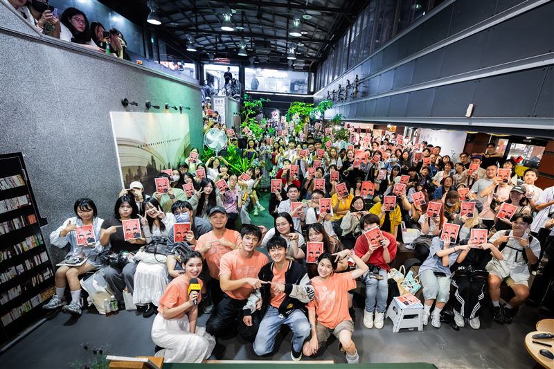 《整個世界，只有你連上了我》台北簽書會與現場粉絲大合照。照片依左至右為：杜苡妮、游智涵導演、邱以太、劉育仁及朱家緯。（圖／瀚草文創提供）