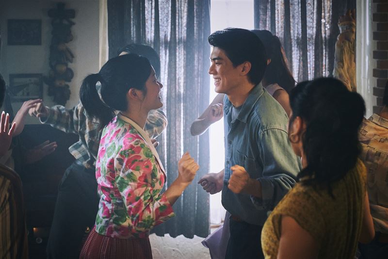 俊賢(右,林哲熹 飾)邂逅韓國對象恩淑(左,李侑菲 飾)亂世之中譜出跨國戀情。(圖/公視台語台提供)