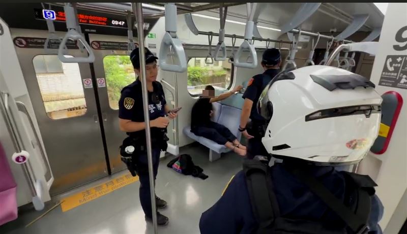 男乘客被上銬銬在火車座位上。(圖/翻攝畫面)