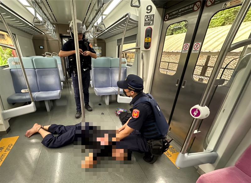 男乘客不明原因拿鐵鎚攻擊車內設施,員警上車逮人