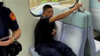 台鐵男「坐過站」抓狂　揮槌破窗拉煞車閥