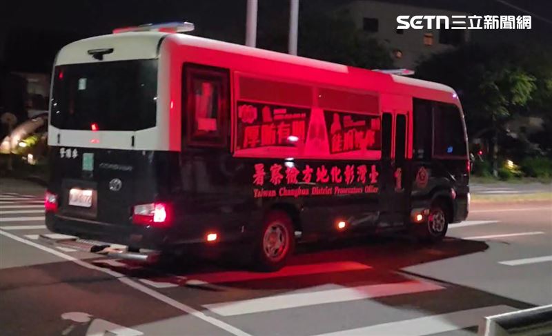 謝典霖父子涉嫌賄選,遭羈押進入看守所。(圖/翻攝畫面)