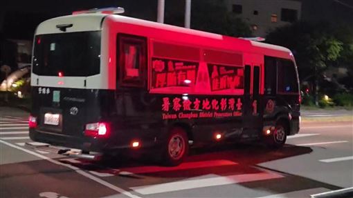 謝典霖父子，收押，看守所編號曝光，0056、0055，第一餐「草莓饅頭+冰麥茶」(圖／翻攝畫面)