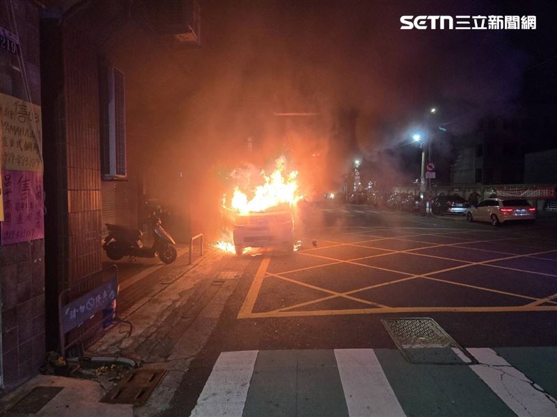 台中烏日發生火燒車事故,一輛載運化學用品的廂型車半路起火燃燒。(圖/翻攝畫面)