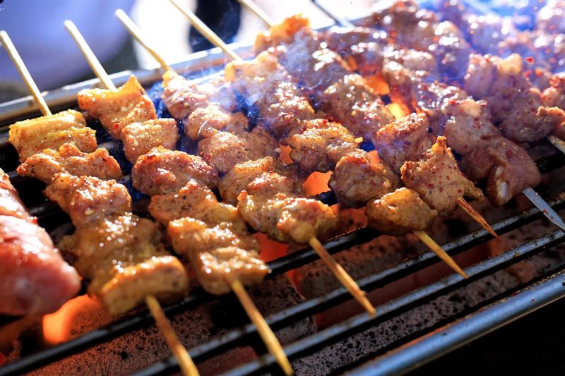 醫師表示，中秋節烤肉、月餅再配酒，腸胃恐怕一次承受多重負擔。（示意圖／PIXABAY）