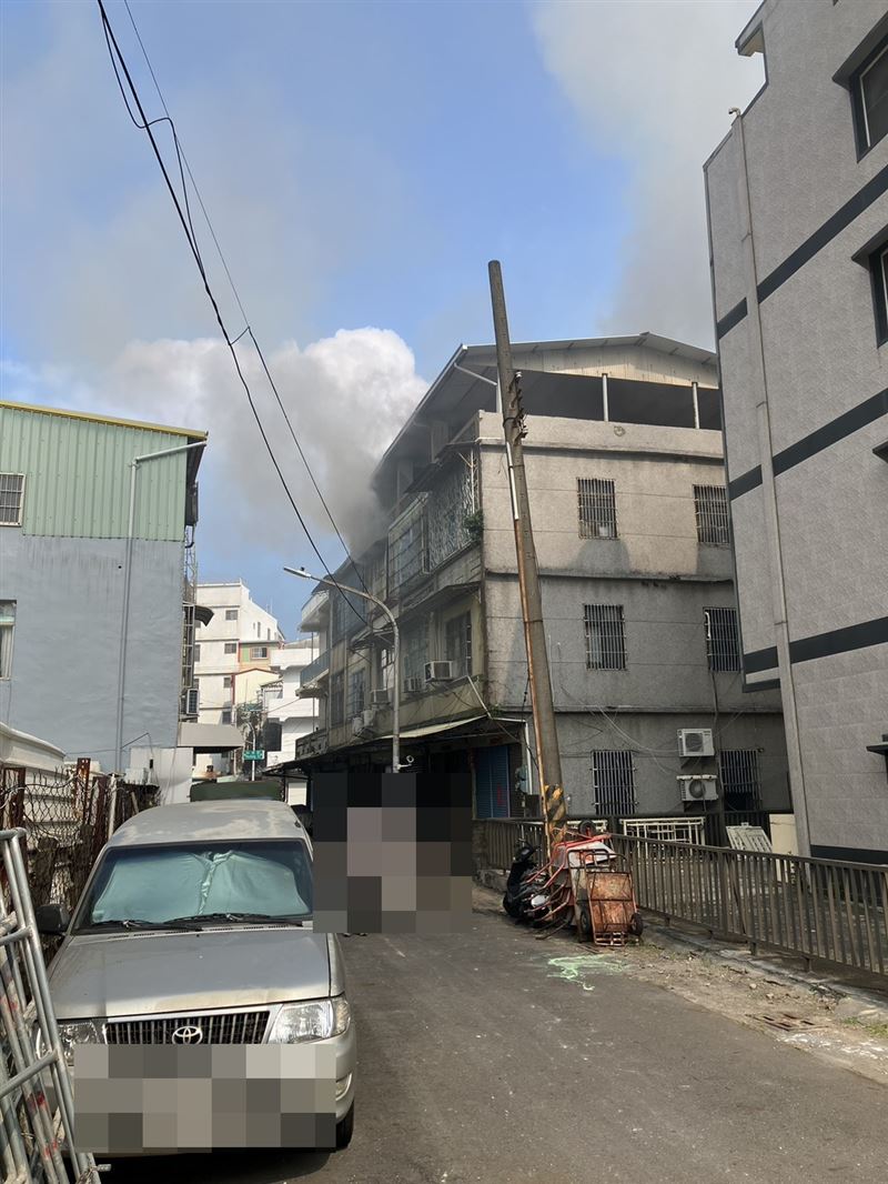 高雄前鎮草衙中街一處民宅今早發生火警,行動不便婦人逃生不及命喪火窟。(圖/翻攝畫面)