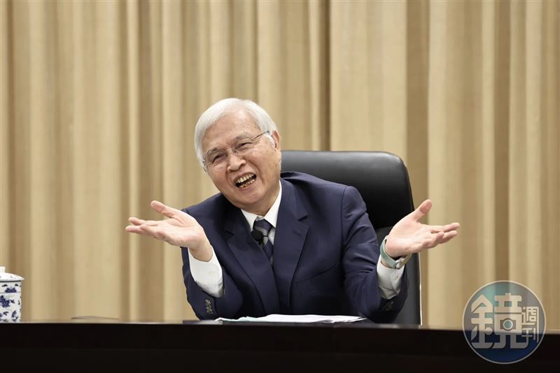 央行利率連10凍，並鬆綁選擇性信用管制，第2戶購屋貸款成數提高至7成，圖為央行總裁楊金龍。（圖／鏡週刊）