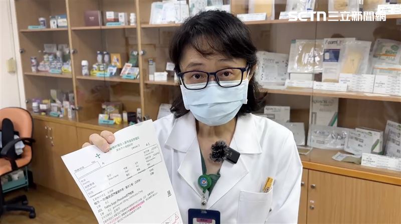 藥師楊紫麟提醒,一定要看清楚服用藥物的詳細指示。(圖/記者朱俊傑攝影)