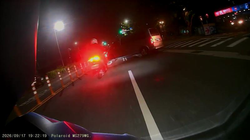 小客車從賣場停車場出來後,直接跨越雙白線變換車道,與一輛機車發生碰撞,造成機車騎士失控衝進對向車道。(圖/翻攝畫面)
