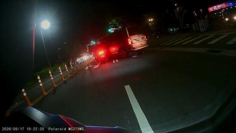 小客車從賣場停車場出來後,直接跨越雙白線變換車道,與一輛機車發生碰撞,造成機車騎士失控衝進對向車道。(圖/翻攝畫面)