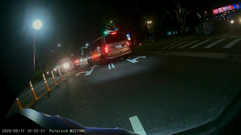 小客車從賣場停車場出來後,直接跨越雙白線變換車道,與一輛機車發生碰撞,造成機車騎士失控衝進對向車道。(圖/翻攝畫面)