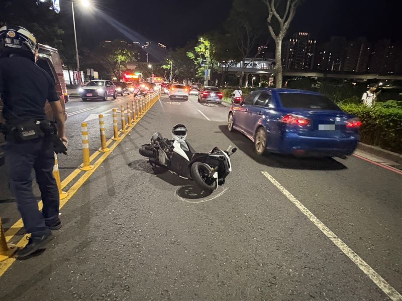 警方到場處理事故。(圖/翻攝畫面)