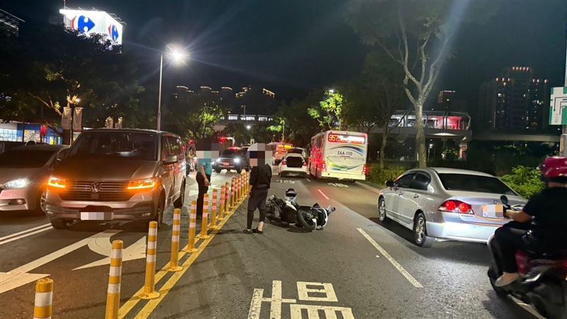 汽車跨越雙白線釀禍　騎士失控倒地險遭輾