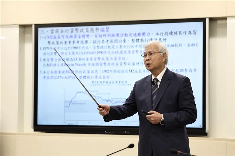央行總裁楊金龍主持第3季理監事會議,宣布利率政策維持不變,並適度鬆綁不動產信用管制措施。(圖/鏡週刊)