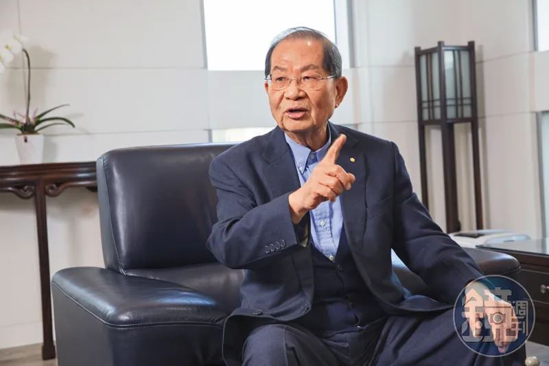 央行總裁楊金龍主持第3季理監事會議,宣布利率政策維持不變,並適度鬆綁不動產信用管制措施。(圖/鏡週刊)