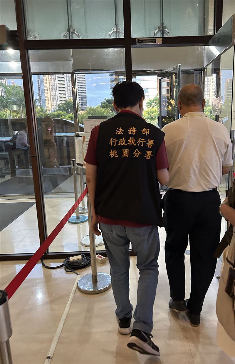 64歲胡姓男子曾擔任資源回收站站長身價高達7億餘元,但卻逃漏稅2300餘萬元,法院裁定管收。(圖/執行署桃園分署提供)