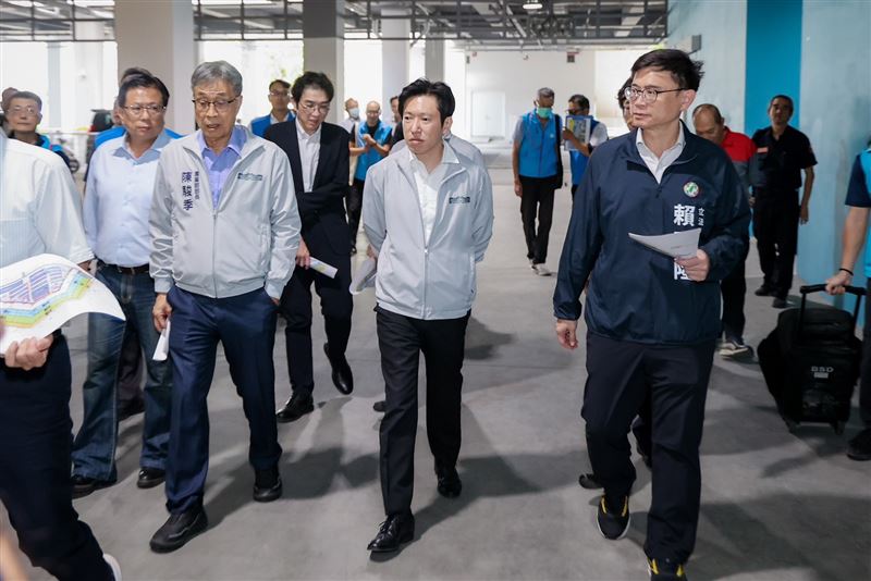 賴瑞隆17日下午偕同張惇涵、陳駿季視察前鎮漁港。針對藍營抨擊補助前鎮漁港是浪費錢，賴瑞隆批評，不能把政府協助漁民、改善產業環境的措施一概污名化。他反問國民黨，難不成是反對照顧漁民嗎？（圖／賴瑞隆辦公室提供）