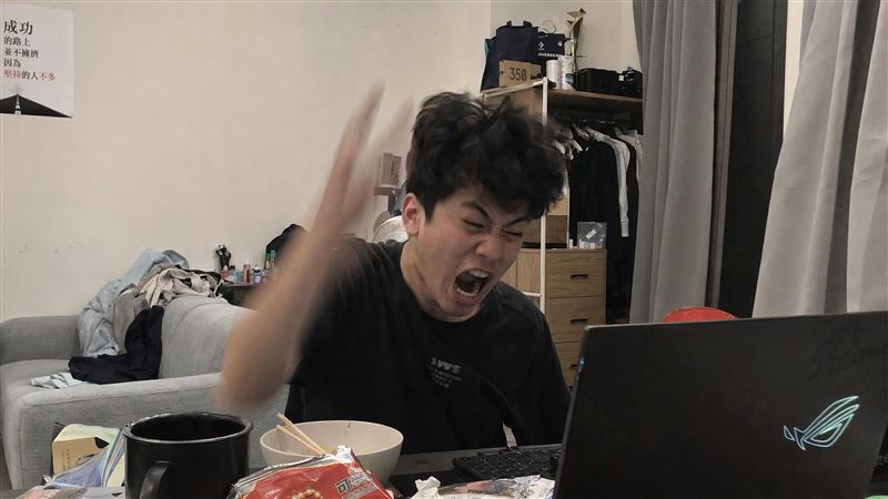 年輕男頭痛發燒、性情突變，甚至不會操作手機，母親一度以為中邪，收驚仍未改善，經檢查竟確診腦膜腦炎。（示意圖／AI製圖）