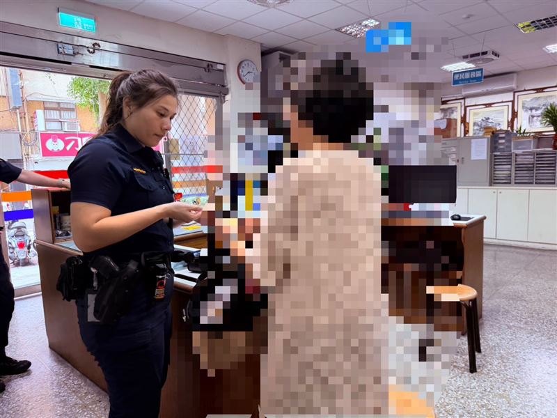 女子看到失而復得的項鍊時，才終於露出笑容。（圖／翻攝畫面）