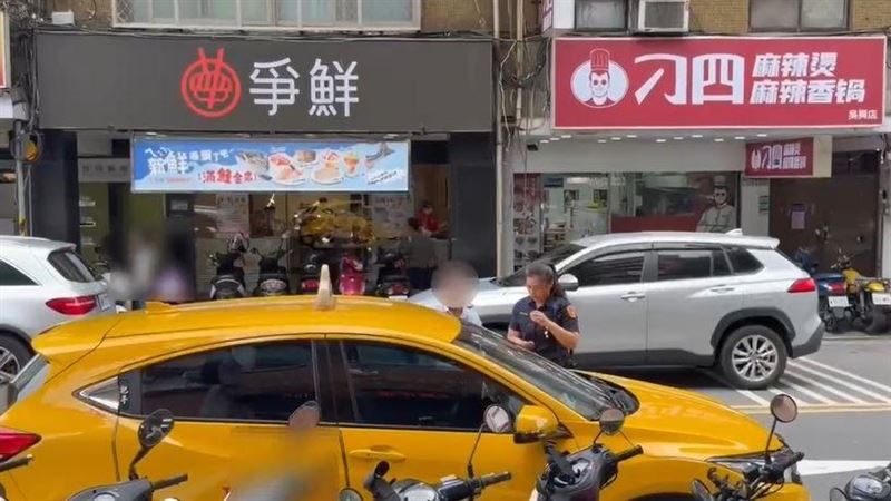 暖警協助婦人取回裝有亡夫骨灰的珍貴項鍊。（圖／翻攝畫面）