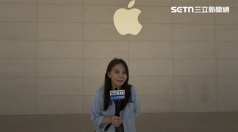 知名貼膜行員工陳小姐指出，折疊手機內螢幕因需彎折，傳統硬式玻璃貼無法使用，軟膜則容易在摺痕處產生氣泡。業界採用的「微奈米噴膜」能滲透至螢幕內部提升硬度與韌性，具有過濾高達九成藍光、防刮抗摔等效果，且不影響開闔手感，成為折疊機用戶保護螢幕的熱門方案。（圖／記者王文承攝影）