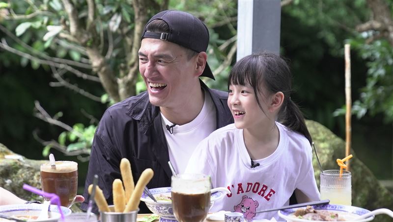 阿布帶女兒朵朵上節目。(圖/台視提供)
