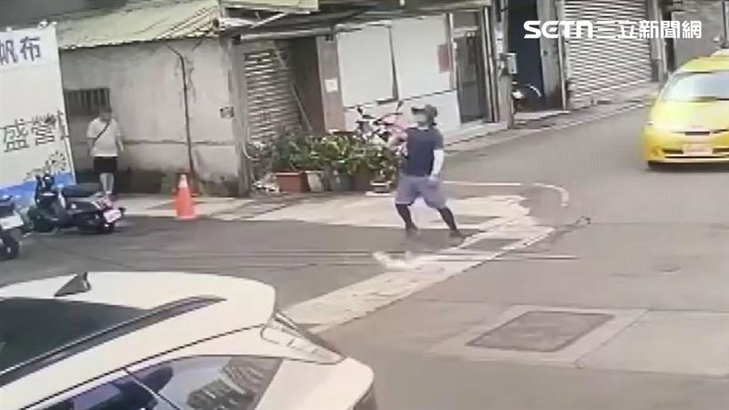 新北市新店一處工地日前發生鋼筋掉落意外,大批鋼筋從天而降差點砸中路人,所幸當時眾人及時閃避才逃過一劫