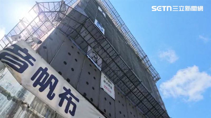 鋼筋從天降！路人險遭砸　建商控被討50萬