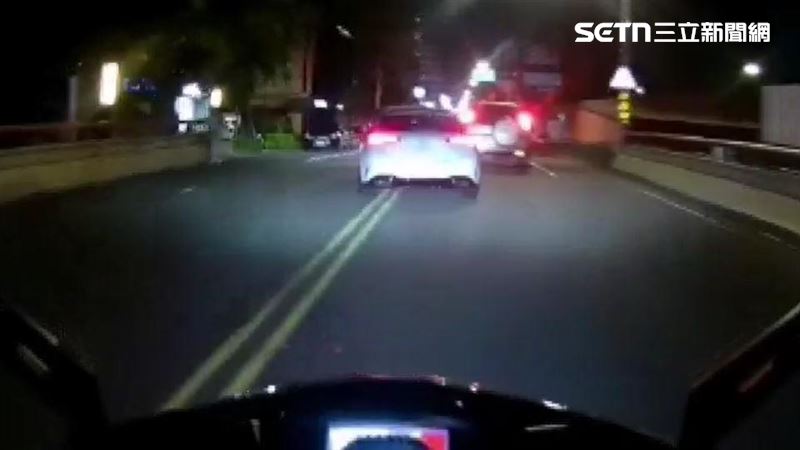 桃園街頭一輛白色轎車闖紅燈被員警直擊攔查，駕駛卻一路加速逃逸，沿途違規