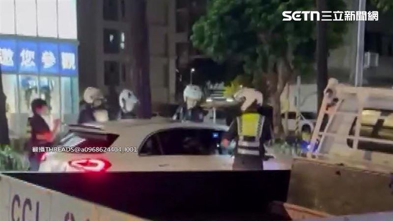 幾名員警立刻從車輛四周包上來圍堵駕駛
